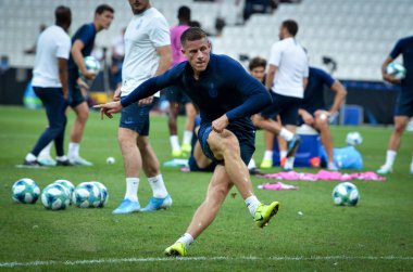 İstanbul, Türkiye - 14 Ağustos 2019: Ross Barkley, Türkiye 'nin Vodafone Arena kentindeki Vodafone Park' ta Liverpool ile Chelsea arasında oynanan Uefa Süper Kupa Finalleri öncesinde topa vurdu.