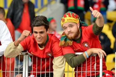 Kyiv, Ukrayna - 14 Ekim 2019: Portekizli taraftarlar Uefa Euro 2020 ön eleme karşılaşmasında Ukrayna ile Portekiz milli takımı Ukrayna arasında oynanan karşılaşmada takımı destekliyorlar