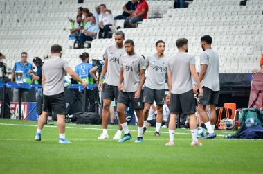 İstanbul, Türkiye - 14 Ağustos 2019: Liverpool futbolcuları Liverpool ile Chelsea arasında Vodafone Arena, Türkiye 'deki Vodafone Park' ta oynanan Uefa Süper Kupası Finalleri öncesinde sahaya çıktılar