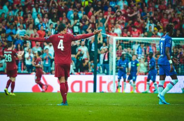 İstanbul, Türkiye - 14 Ağustos 2019: Türkiye 'nin Vodafone Arena kentindeki Vodafone Park' ta Liverpool ile Chelsea arasında oynanan Uefa Süper Kupası Finalleri sırasında Virgil van Dijk