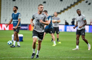 İstanbul, Türkiye - 14 Ağustos 2019: Türkiye 'nin Vodafone Arena kentindeki Vodafone Park' ta Liverpool ile Chelsea arasında oynanan Uefa Süper Kupa Finalleri öncesinde Jordan Henderson