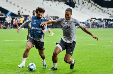 İstanbul, Türkiye - 14 Ağustos 2019: Türkiye 'nin Vodafone Arena kentindeki Vodafone Parkı' nda Liverpool ile Chelsea arasında oynanan Uefa Süper Kupası Finalleri öncesinde Muhammed Salah