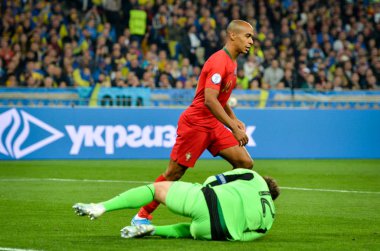 Kyiv, Ukrayna - 14 Ekim 2019: Andrii Piatov ve Joao Mario Uefa Euro 2020 ön eleme maçında Ukrayna milli takımı Ukrayna ile Portekiz milli takımı Ukrayna maçı sırasında