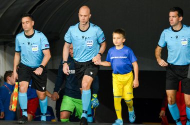 Kyiv, Ukrayna - 14 Ekim 2019: Uefa Euro 2020 ön eleme karşılaşmasında Ukrayna milli takımı Ukrayna milli takımı Ukrayna ile oynanan maçta Yargıç Anthony Taylor