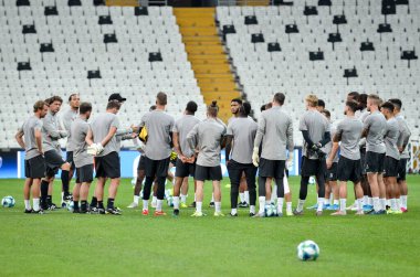 İstanbul, Türkiye - 14 Ağustos 2019: Liverpool futbolcuları Uefa Süper Kupası Finalleri öncesinde Vodafone Arena, Türkiye 'deki Vodafone Park' ta Liverpool ve Chelsea arasında oynanan karşılaşma öncesi antrenman oturumu