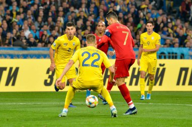 Kyiv, Ukrayna - 14 Ekim 2019: Uefa Euro 2020 ön eleme karşılaşması sırasında Cristiano Ronaldo ve Mykola Matviienko