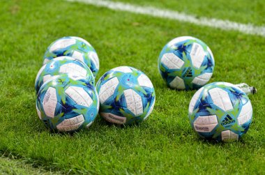 İstanbul, Türkiye - 14 Ağustos 2019: Şampiyonlar Ligi resmi futbol topu, Liverpool ile Chelsea arasında Vodafone Arena, Türkiye 'deki Vodafone Park' ta oynanan Uefa Süper Kupa Finalleri karşılaşması öncesinde sona erdi