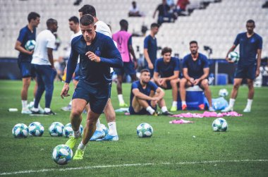 İstanbul, Türkiye - 14 Ağustos 2019: Ross Barkley, Türkiye 'nin Vodafone Arena kentindeki Vodafone Park' ta Liverpool ile Chelsea arasında oynanan Uefa Süper Kupa Finalleri öncesinde topa vurdu.