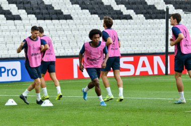 İstanbul, Türkiye - 14 Ağustos 2019: Willian ve futbolcular Uefa Süper Kupası Finalleri öncesinde Vodafone Arena, Türkiye 'deki Vodafone Park' ta Liverpool ve Chelsea arasında oynanan karşılaşma öncesi antrenman oturumu