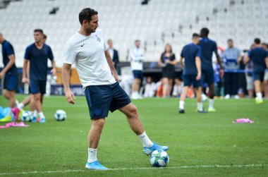 İstanbul, Türkiye - 14 Ağustos 2019: Vodafone Park, Türkiye 'de Liverpool ile Chelsea arasında oynanan Uefa Süper Kupası Finalleri öncesinde teknik direktör Frank Lampard topla oynadı