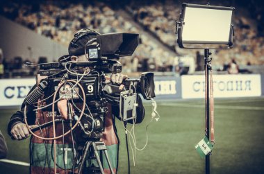Kyiv, Ukrayna - 14 Ekim 2019: Kameralı V kameramanı Uefa Euro 2020 ön eleme karşılaşmasında Ukrayna milli takımı Ukrayna ile Portekiz, Ukrayna maçı sırasında bir haber çekti