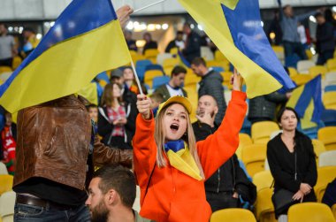 Kyiv, Ukrayna - 14 Ekim 2019: Ukraynalı taraftarlar Uefa Euro 2020 ön eleme karşılaşmasında Ukrayna ile Portekiz, Ukrayna arasında oynanan karşılaşmada stadyumda takımı destekliyorlar