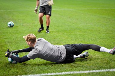 İstanbul, Türkiye - 14 Ağustos 2019: Uefa Süper Kupa Finalleri öncesinde Vodafone Arena, Türkiye 'deki Vodafone Park' ta Liverpool ile Chelsea arasında oynanan Caoimhin Kelleher karşılaşması