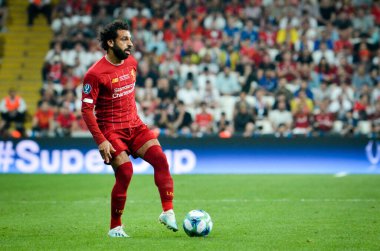 İstanbul, Türkiye - 14 Ağustos 2019: Türkiye 'nin Vodafone Arena kentindeki Vodafone Park' ta Liverpool ile Chelsea arasında oynanan Uefa Süper Kupası Finalleri sırasında Muhammed Salah