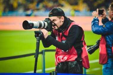 Kyiv, Ukrayna - 14 Ekim 2019: Lensleri ve kameraları olan gazeteciler ve fotoğrafçılar Uefa Euro 2020 ön eleme karşılaşması, Ukrayna