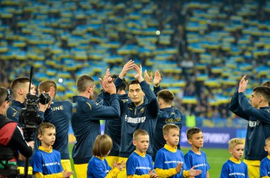 Kyiv, Ukrayna - 14 Ekim 2019: Ukrayna futbol takımı Uefa Euro 2020 ön eleme karşılaşmasında Ukrayna ile Portekiz milli takımı Ukrayna arasında oynanan karşılaşmada destek için teşekkür ediyor