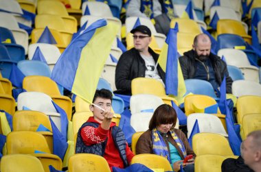 Kyiv, Ukrayna - 14 Ekim 2019: Ukrayna Futbol taraftarları Uefa Euro 2020 ön eleme maçında Ukrayna 'nın Portekiz, Ukrayna ile oynadığı maçta stadyumdaki destek takımı