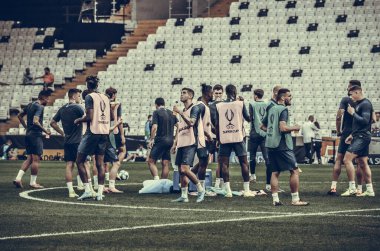 İstanbul, Türkiye - 14 Ağustos 2019: Chelsea 'li futbolcular, Liverpool ile Chelsea arasında Vodafone Arena, Türkiye' deki Vodafone Park 'ta oynanan Uefa Süper Kupası Finalleri öncesinde su içip dinleniyorlar
