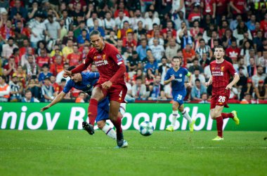 İstanbul, Türkiye - 14 Ağustos 2019: Vodafone Arena, Türkiye 'deki Vodafone Park' ta Liverpool ile Chelsea arasında oynanan Uefa Süper Kupası Finalleri sırasında Virgil van Dijk ve Pedro