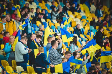 Kyiv, Ukrayna - 14 Ekim 2019: Ukraynalı taraftarlar Uefa Euro 2020 ön eleme karşılaşmasında Ukrayna ile Portekiz, Ukrayna arasında oynanan karşılaşmada stadyumda takımı destekliyorlar