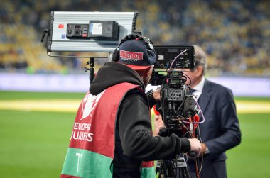 Kyiv, Ukrayna - 14 Ekim 2019: Kameralı V kameramanı Uefa Euro 2020 ön eleme karşılaşmasında Ukrayna milli takımı Ukrayna ile Portekiz, Ukrayna maçı sırasında bir haber çekti