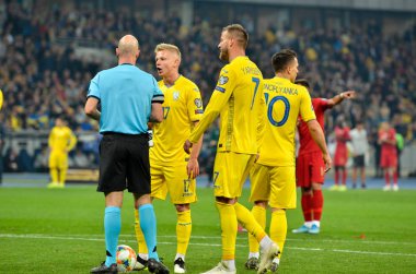 Kyiv, Ukrayna - 14 Ekim 2019: Yargıç Anthony Taylor Uefa Euro 2020 ön eleme karşılaşmasında Ukrayna 'nın kapılarına Portekiz, Ukrayna' ya karşı penaltı verdi.