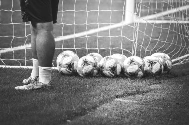 İstanbul, Türkiye - 14 Ağustos 2019: Şampiyonlar Ligi resmi futbol topu, Liverpool ile Türkiye 'nin Chelsea kenti Uefa Süper Kupası Finalleri öncesinde fotbol kapısının yakınına detal bir şekilde yaklaştı