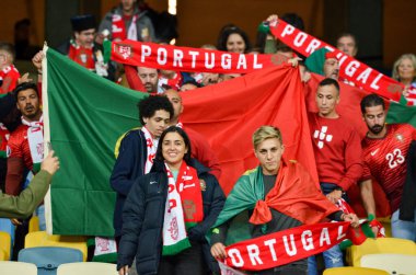Kyiv, Ukrayna - 14 Ekim 2019: Portekizli taraftarlar Uefa Euro 2020 ön eleme maçında Ukrayna ile Ukrayna arasında oynanan Ukrayna maçı sırasında stadyumda takımı destekliyorlar
