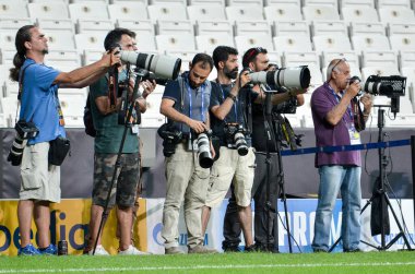 İstanbul, Türkiye - 14 Ağustos 2019: Fotoğraf muhabirleri ve spor fotoğrafçıları, Türkiye 'nin Vodafone Park kentinde oynanan Uefa Süper Kupası Finalleri öncesinde kamera eğitimi oturumuyla çekim yapıyorlar