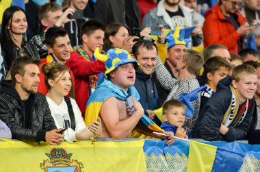 Kyiv, Ukrayna - 14 Ekim 2019: Ukraynalı taraftarlar, Uefa Euro 2020 ön eleme karşılaşmasında milli takım Ukrayna 'nın Portekiz, Ukrayna' ya karşı oynadığı maçı destekliyor