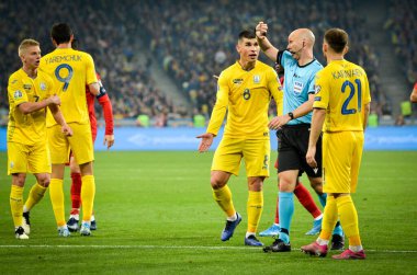 Kyiv, Ukrayna - 14 Ekim 2019: Yargıç Anthony Taylor Uefa Euro 2020 ön eleme karşılaşmasında Ukrayna 'nın kapılarına Portekiz, Ukrayna' ya karşı penaltı verdi.