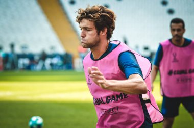 İstanbul, Türkiye - 14 Ağustos 2019: Marcos Alonso ve Uefa Süper Kupası Finalleri öncesinde Türkiye 'nin Vodafone Arena kentindeki Vodafone Park' ta Liverpool ile Chelsea arasında oynanan futbol antrenmanı