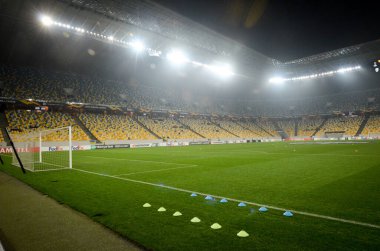 Lviv, Ukrayna - 28 Kasım 2019: Uefa Avrupa Ligi maçı sırasında stadyumun genel manzarası ve kapının arkasındaki stadyum manzarası, Ukrayna