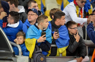 Kyiv, Ukrayna - 14 Ekim 2019: Ukraynalı taraftarlar Uefa Euro 2020 ön eleme karşılaşmasında Ukrayna ile Portekiz, Ukrayna arasında oynanan karşılaşmada stadyumda takımı destekliyorlar
