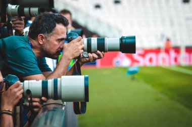 İstanbul, Türkiye - 14 Ağustos 2019: Vodafone Arena, Türkiye 'deki Vodafone Park' ta Liverpool ile Chelsea arasında oynanan Uefa Süper Kupası Finalleri öncesinde TV Kameraları ve foto muhabir kameraları haber yaptı