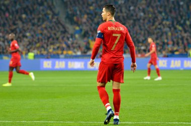 Kyiv, Ukrayna - 14 Ekim 2019: Cristiano Ronaldo Uefa Euro 2020 ön eleme karşılaşmasında Portekiz milli takımı Ukrayna ile oynanan Ukrayna maçında su içti