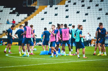 İstanbul, Türkiye - 14 Ağustos 2019: Chelsea 'li futbolcular, Liverpool ile Chelsea arasında Vodafone Arena, Türkiye' deki Vodafone Park 'ta oynanan Uefa Süper Kupası Finalleri öncesinde su içip dinleniyorlar