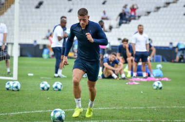 İstanbul, Türkiye - 14 Ağustos 2019: Ross Barkley, Türkiye 'nin Vodafone Arena kentindeki Vodafone Park' ta Liverpool ile Chelsea arasında oynanan Uefa Süper Kupa Finalleri öncesinde topa vurdu.