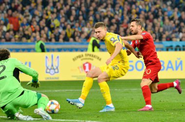 Kyiv, Ukrayna - 14 Ekim 2019: Bernardo Silva ve Mykola Matviienko Uefa Euro 2020 ön eleme maçında Ukrayna ile Portekiz takımı Ukrayna arasında oynandı.