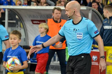 Kyiv, Ukrayna - 14 Ekim 2019: Uefa Euro 2020 ön eleme karşılaşmasında Ukrayna milli takımı Ukrayna milli takımı Ukrayna ile oynanan maçta Yargıç Anthony Taylor