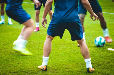 İstanbul, Türkiye - 14 Ağustos 2019: Uzun süre odakta kalmayan futbol antrenmanı, Vodafone Arena, Türkiye 'de bacaklar yakın çekim