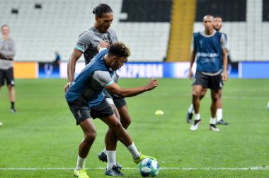 İstanbul, Türkiye - 14 Ağustos 2019: Liverpool futbolcuları Uefa Süper Kupası Finalleri öncesinde Vodafone Arena, Türkiye 'deki Vodafone Park' ta Liverpool ve Chelsea arasında oynanan karşılaşma öncesi antrenman oturumu