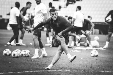 İstanbul, Türkiye - 14 Ağustos 2019: Ross Barkley, Türkiye 'nin Vodafone Arena kentindeki Vodafone Park' ta Liverpool ile Chelsea arasında oynanan Uefa Süper Kupa Finalleri öncesinde topa vurdu.