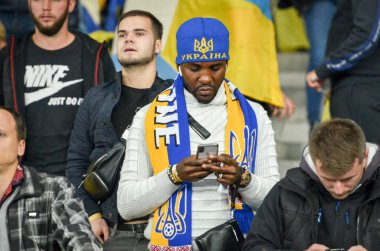 Kyiv, Ukrayna - 14 Ekim 2019: Ukraynalı taraftarlar, Uefa Euro 2020 ön eleme karşılaşmasında milli takım Ukrayna 'nın Portekiz, Ukrayna' ya karşı oynadığı maçı destekliyor