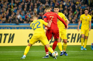 Kyiv, Ukrayna - 14 Ekim 2019: Uefa Euro 2020 ön eleme karşılaşması sırasında Cristiano Ronaldo ve Mykola Matviienko