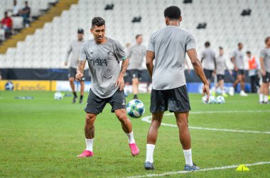 İstanbul, Türkiye - 14 Ağustos 2019: Liverpool futbolcuları Uefa Süper Kupası Finalleri öncesinde Vodafone Arena, Türkiye 'deki Vodafone Park' ta Liverpool ve Chelsea arasında oynanan karşılaşma öncesi antrenman oturumu