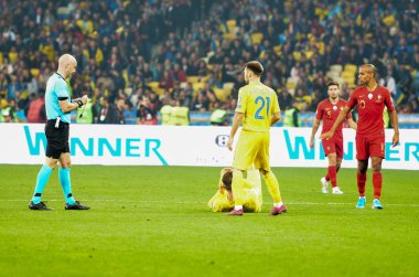 Kyiv, Ukrayna - 14 Ekim 2019: Uefa Euro 2020 ön eleme karşılaşmasında Ukrayna milli takımı Ukrayna milli takımı Ukrayna ile oynanan maçta Yargıç Anthony Taylor