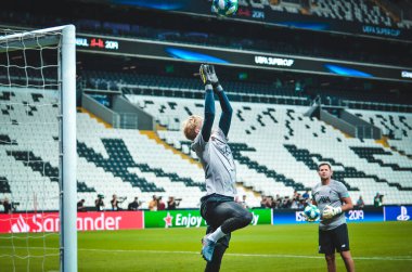 İstanbul, Türkiye - 14 Ağustos 2019: Uefa Süper Kupa Finalleri öncesinde Vodafone Arena, Türkiye 'deki Vodafone Park' ta Liverpool ile Chelsea arasında oynanan Caoimhin Kelleher karşılaşması