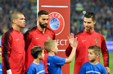 Kyiv, Ukrayna - 14 Ekim 2019: Cristiano Ronaldo, Uefa Euro 2020 ön eleme karşılaşmasında Ukrayna ile Portekiz, Ukrayna arasında oynanan karşılaşmada oğlanı selamladı.