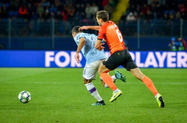Kharkiv, Ukrayna - 18 Eylül 2019: Taras Stepanenko ve Ilkay Gundogan, Uefa Şampiyonlar Ligi maçında Shakhtar - Manchester City (İngiltere), Ukrayna